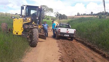 Prefeitura continua realizando manutenção nas estradas rurais