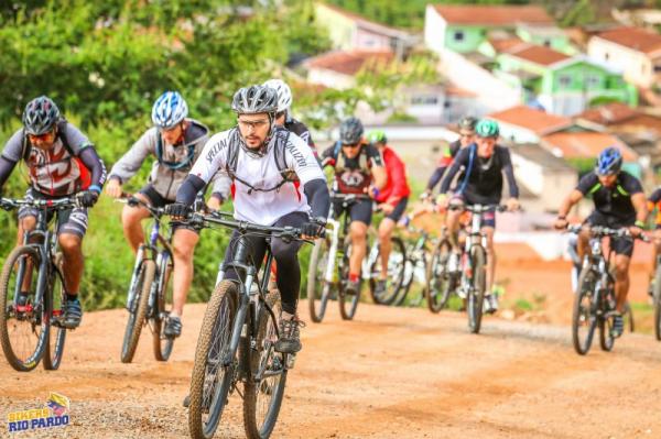 Ciclistas de toda região se aventuraram pelos morros de Divinolândia até o Pontal