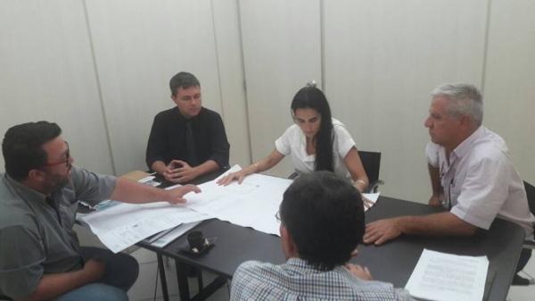 Administração participa de reunião em busca de regularização de documentos do bairro Santo Antônio
