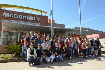 Crianças atendidas no Projeto Social “Espaço Amigo” passaram semana divertida no cinema e Mc Donald’s