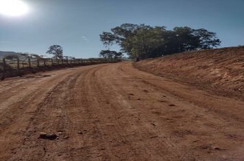 Continuam os serviços de melhoramento e manutenção das estradas rurais do município