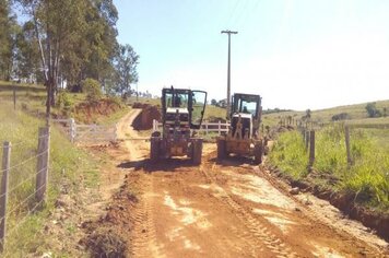 Serviços para melhoria na estrada que dá acesso ao bairro Pouso Frio