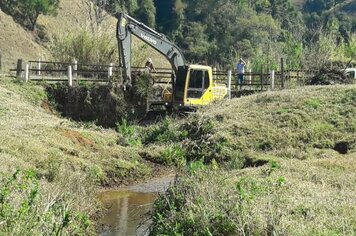Prefeitura de Divinolândia realiza limpeza e manutenção do Rio do Peixe no bairro Campestrinho