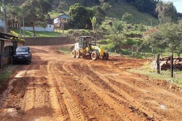 Prefeitura realiza manutenção da estrada do Bairro Ponte Preta