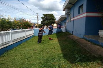 Prefeitura realiza limpeza; poda e roçagem em locais públicos