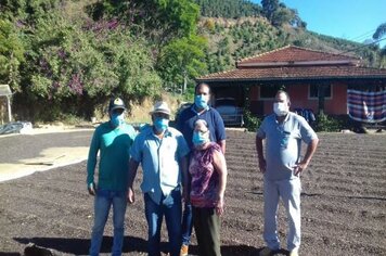 Equipe da Saúde distribuiu máscaras e cartilha de orientação nas lavouras; plantações e propriedades rurais