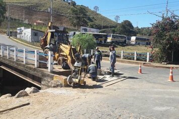 Prefeitura realiza manutenção e reparos na Ponte do Rio do Peixe