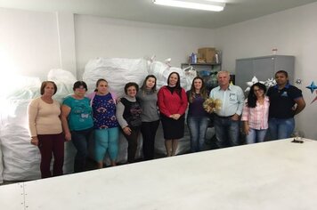 Técnica regional do Fundo Social de SP acompanha confecção de enfeites natalinos em Divinolândia