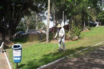 Prefeitura realiza serviços de limpeza em praças; canteiros e pontos da cidade