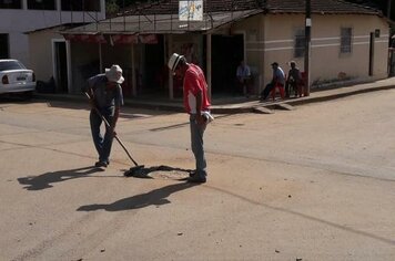 Bairro Ribeirão do Santo Antônio recebe tapa buracos e melhorias na iluminação pública