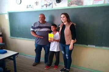 Aluno de Divinolândia é premiado por atleta de Poços de Caldas