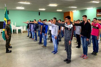 Jovens participam de cerimônia de juramento à Bandeira e Dispensa do Serviço Militar