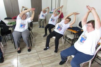 Atividades de fisioterapia e entretenimento estimulam participantes do Grupo Idoso Cidadão