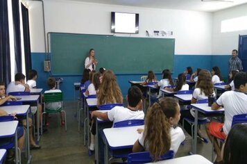 Nutricionista ministra palestra sobre alimentação saudável nas escolas de Divinolândia