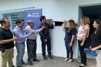 Prefeitura e Alcoa inauguram melhorias feitas no pátio da escola Prof. Moacyr Lopes de Carvalho
