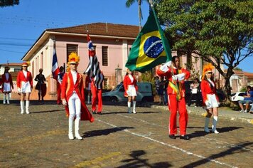 Desfile Cívico da Independência do Brasil reuniu grande público e agitou o feriado em Divinolândia