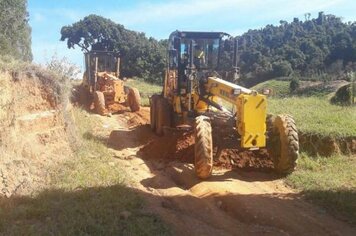 Manutenção das estradas no Ribeirão do Santo Antônio e no novo aterro sanitário