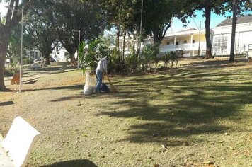 Prefeitura realiza limpeza dos jardins das Praças Públicas