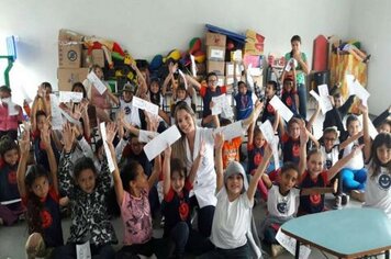 Alunos das escolas municipais assistem palestras sobre como escovar os dentes