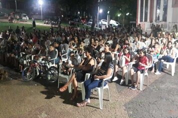 População lotou Praça Matriz durante exibição do filme O Touro Ferdinando