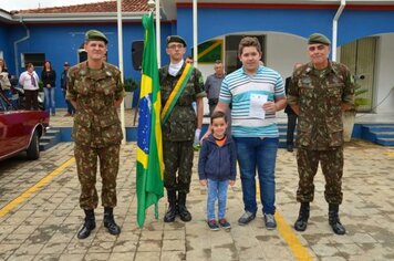 Jovens participam da Cerimônia de Juramento à Bandeira e entrega dos Certificados de Dispensa de Incorporação