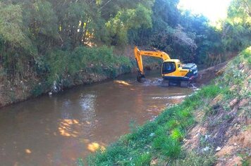 Prefeitura realiza limpeza e desassoreamento do Rio do Peixe