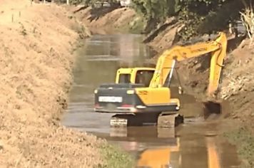 Prefeitura de Divinolândia inicia limpeza do Rio do Peixe