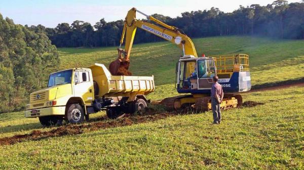 Prefeitura dá início à recuperação da Estrada do bairro Sertãozinho