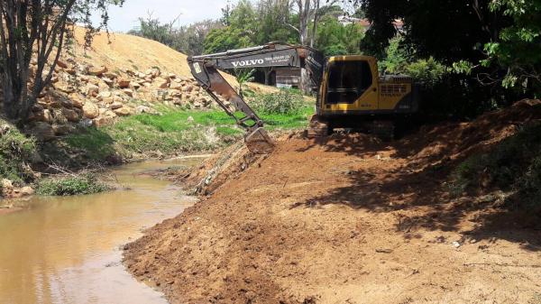 Prefeitura inicia serviços de limpeza do Rio do Peixe