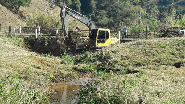 Prefeitura de Divinolândia realiza limpeza e manutenção do Rio do Peixe no bairro Campestrinho