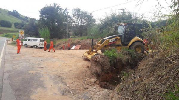 D.E.R. realiza reparos em bueiro do Bairro Ponte Preta