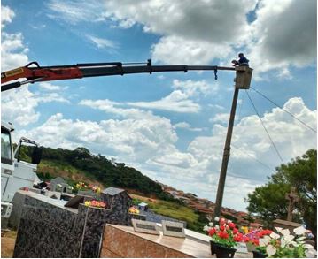 Troca de lâmpadas no cemitério e na rodoviária irá gerar economia para o município