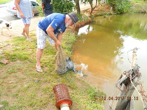 Prefeitura realiza soltura de peixes para a Pescaria Solidária da Semana Santa