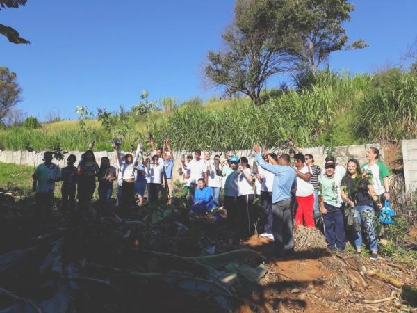 Crianças participam de plantio de mudas de árvores no Dia da Água