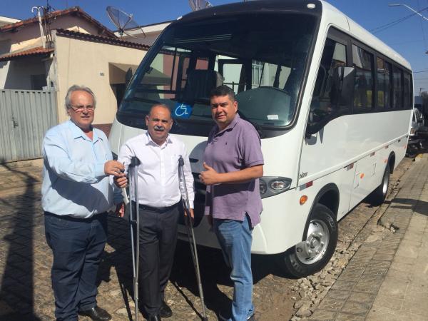 Prefeitura adquire micro-ônibus para transporte de pacientes