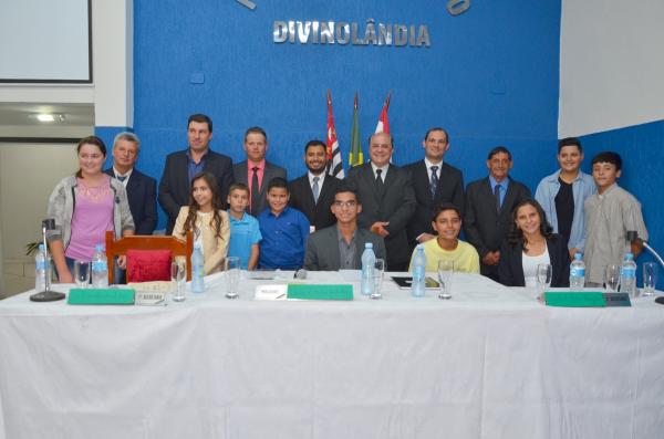 Alunos das escolas tomam posse e realizam primeira sessão da Câmara Mirim