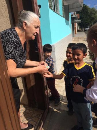 Alunos da escola “Prof. Moacyr Lopes de Carvalho” realizam trabalho de conscientização e coleta de óleo de cozinha