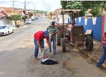 Prefeitura de Divinolândia inicia operação tapa buraco