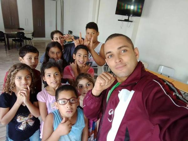 Aulas de Muay Thai são oferecidas às crianças carentes no CRAS Divinolândia