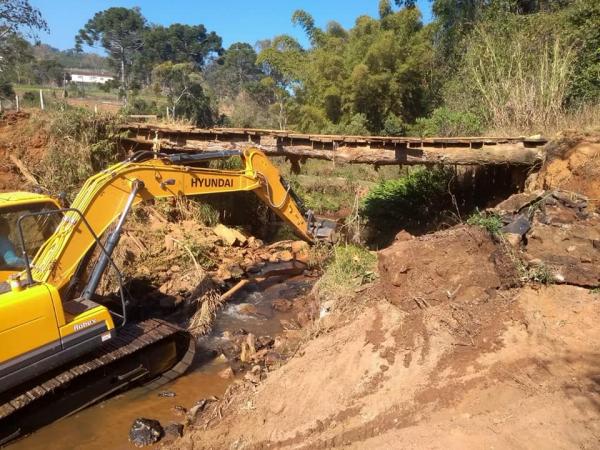 Prefeitura de Divinolândia realiza melhorias e manutenções na zona urbana e rural