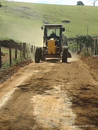 Prefeitura continua realizando reparos nas estradas rurais de Divinolândia