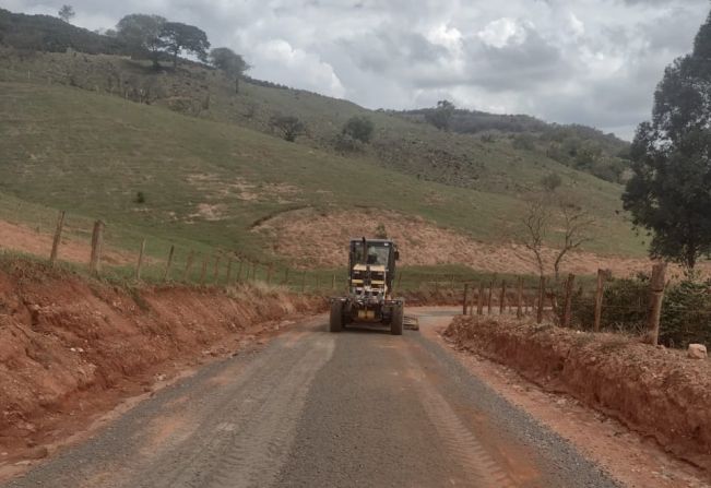Prefeitura realiza melhorias na estrada rural que dá acesso ao bairro Laranjal