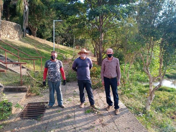 Prefeitura realiza poda de árvores e manutenção no Calçadão do bairro Nova Divinolândia