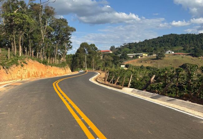  PREFEITURA CONCLUI OBRA DE PAVIMENTAÇÃO ASFÁLTICA NO BAIRRO LARANJAL