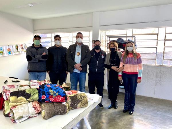 Delegacia do município doa cobertores ao Fundo Social de Solidariedade
