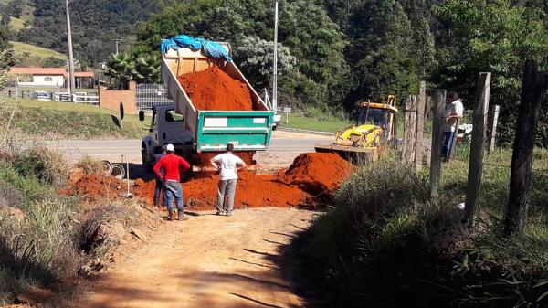 Estrada de acesso do bairro Ponte Preta recebe melhorias