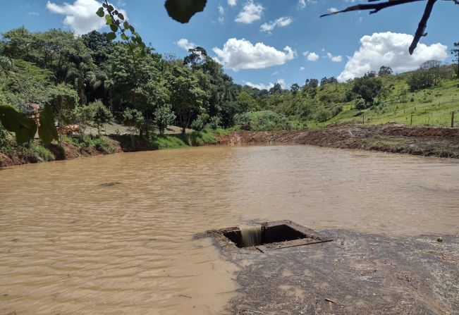 Prefeitura realiza limpeza do Lago Municipal.