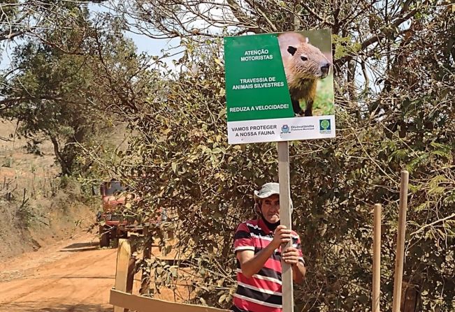 Prefeitura instala placa alertando sobre travessia de animais silvestres