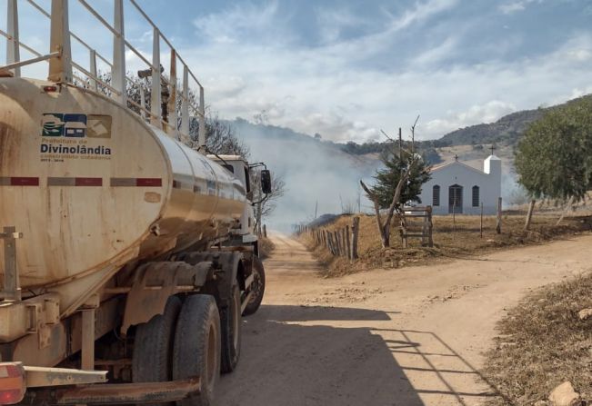 Funcionários da Prefeitura Municipal contêm incêndio no São Domingos