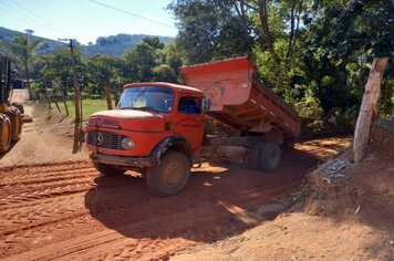 Setor de Obras e Serviços Municipal realiza manutenção e cascalhamento das estradas internas do bairro Ribeirão do Santo Antônio